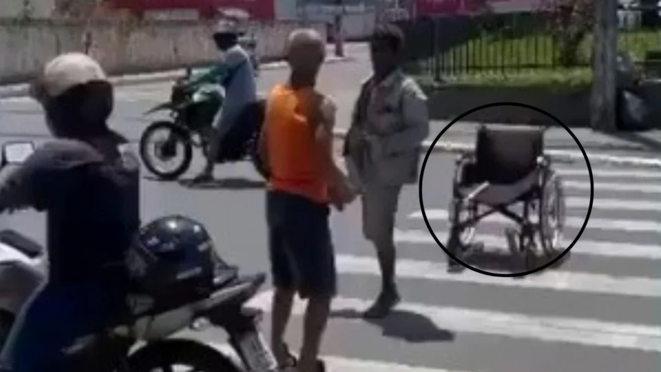 VÍDEO: Homem se levanta da cadeira de rodas e parte para briga no meio da rua