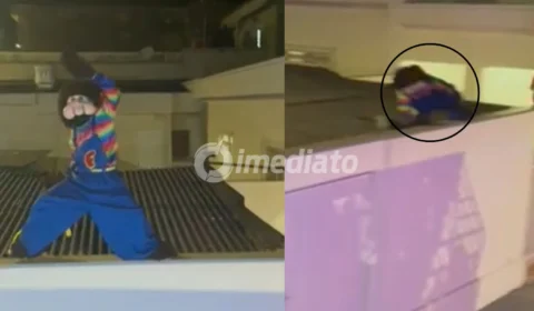 VÍDEO: ‘Fofão’ da Carreta Furacão cai sobre telhado durante perfomance com ‘Patatá’