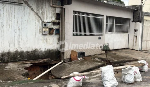 Cratera provocada por rompimento de rede de esgoto ameaça engolir casas no bairro Flores, em Manaus