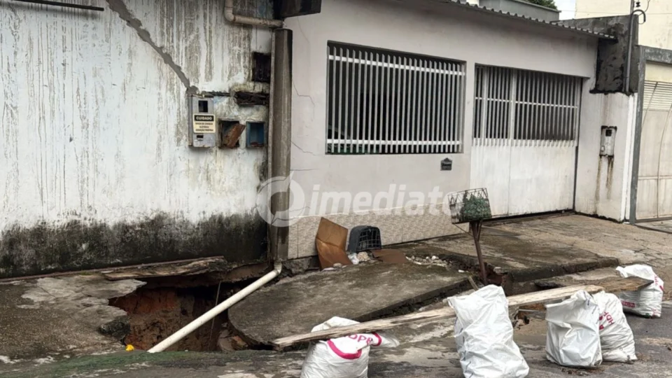 Cratera provocada por rompimento de rede de esgoto ameaça engolir casas no bairro Flores, em Manaus