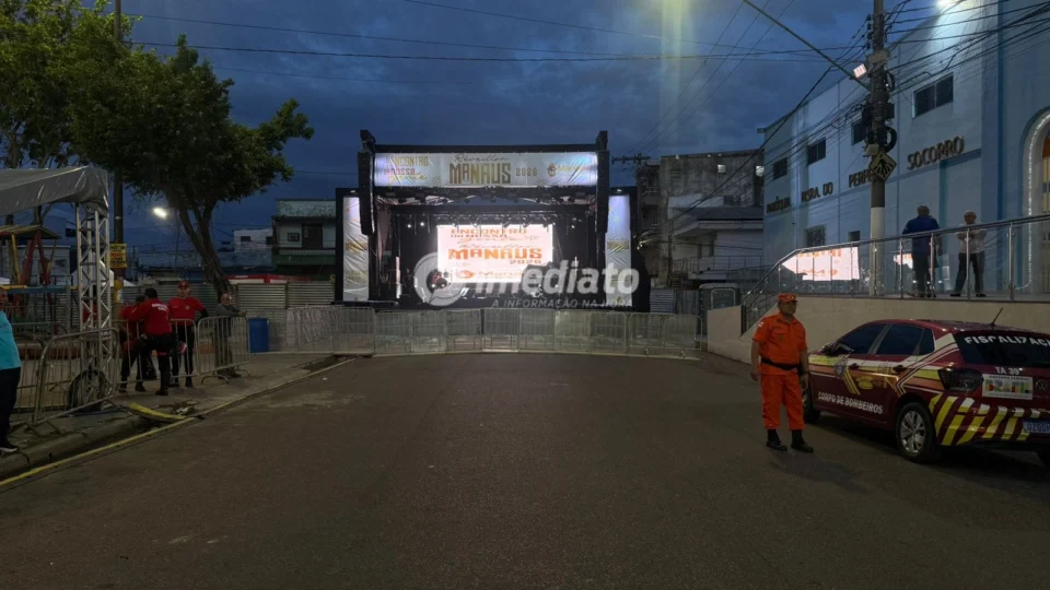 Movimentação marca início da festa de Réveillon no Amarelinho, no bairro Educandos