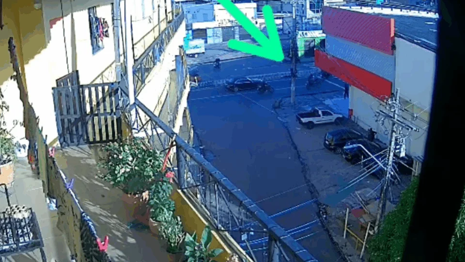 Câmera registra colisão entre motociclistas na avenida Cosme Ferreira, em Manaus