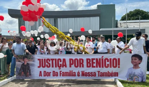 Família de Benício faz manifestação por justiça em frente ao CRM-AM