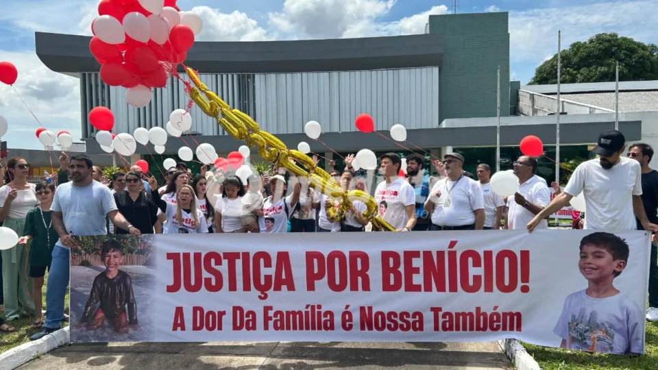 Família de Benício faz manifestação por justiça em frente ao CRM-AM