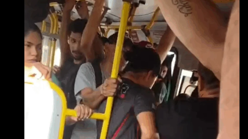 VÍDEO: “Ele está passando o negócio dele em mim… para o ônibus”, grita mulher ao pedir socorro durante assédio na linha 010, em Manaus