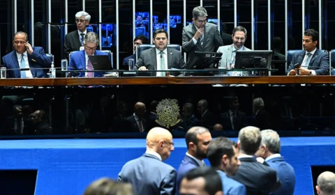 Senado aprova projeto que reduz penas de Bolsonaro e condenados por tentativa de golpe