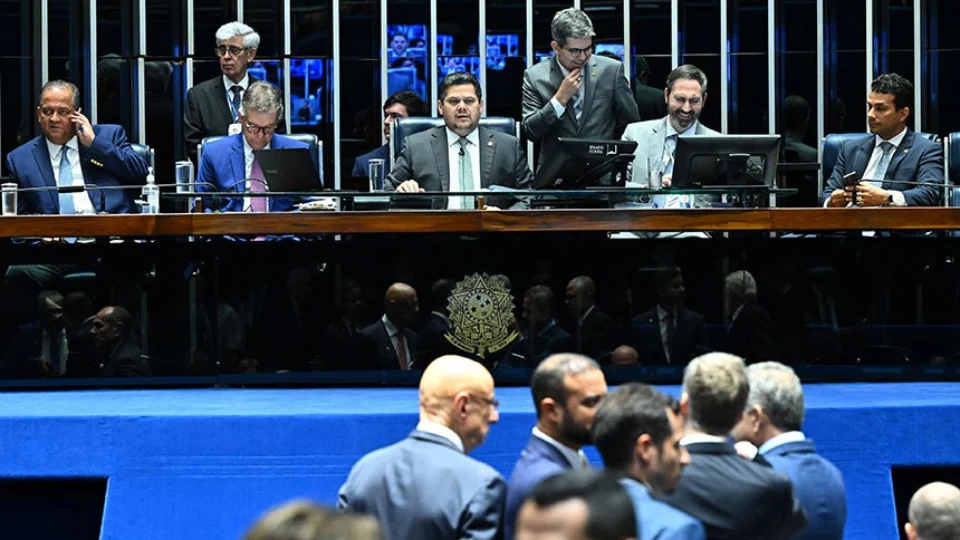 Senado aprova projeto que reduz penas de Bolsonaro e condenados por tentativa de golpe