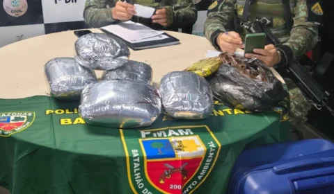Mulher é presa com 6 quilos de cocaína camuflados em sacos de café durante fiscalização fluvial no Amazonas