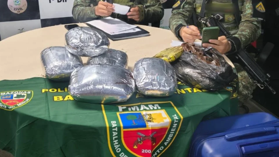 Mulher é presa com 6 quilos de cocaína camuflados em sacos de café durante fiscalização fluvial no Amazonas