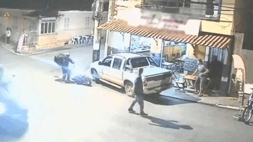 VEJA VÍDEO: professor é atingido por caminhonete acionada por criança e morre