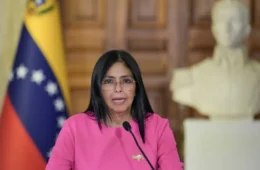 “Venho com dor após a agressão militar ilegítima”, diz Delcy Rodríguez ao assumir presidência interina da Venezuela