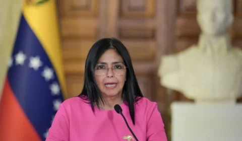 “Venho com dor após a agressão militar ilegítima”, diz Delcy Rodríguez ao assumir presidência interina da Venezuela