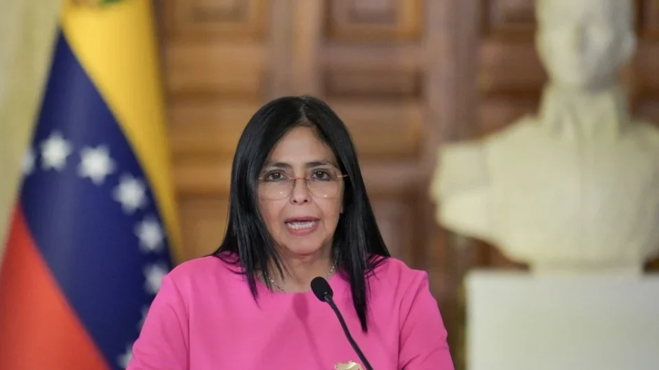 “Venho com dor após a agressão militar ilegítima”, diz Delcy Rodríguez ao assumir presidência interina da Venezuela