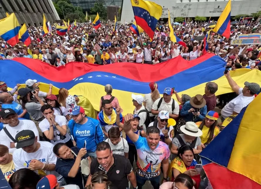 Venezuelanos comemoram ofensiva dos EUA e captura de Nicolás Maduro