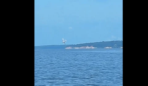 VEJA VÍDEO: testemunhas presenciam momento da queda e ajudam no resgate após acidente aéreo em Paricatuba