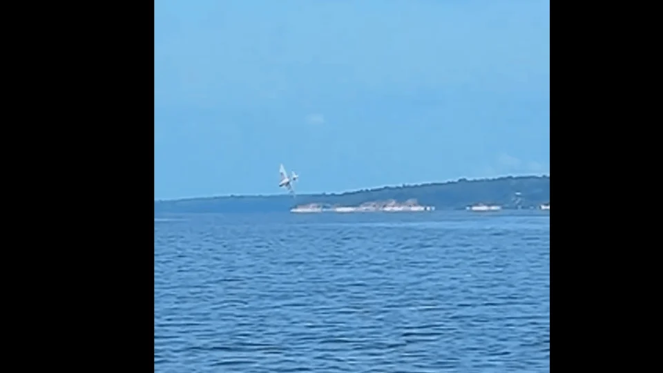 VEJA VÍDEO: testemunhas presenciam momento da queda e ajudam no resgate após acidente aéreo em Paricatuba