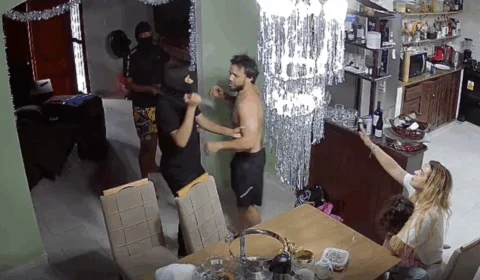 VEJA VÍDEO: trio armado rende família e rouba residência no Conjunto Santos Dumont, em Manaus