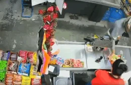 VÍDEO: criminosos em motocicleta assaltam supermercado na Grande Circular, em Manaus