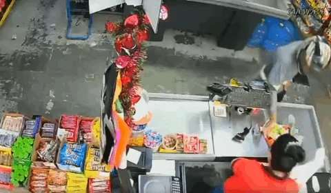 VÍDEO: criminosos em motocicleta assaltam supermercado na Grande Circular, em Manaus