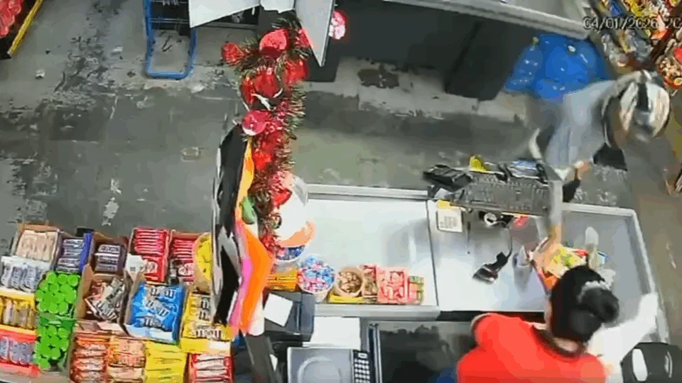 VÍDEO: criminosos em motocicleta assaltam supermercado na Grande Circular, em Manaus