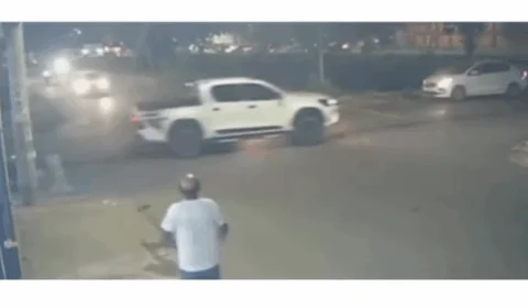 VÍDEO: motociclista fica gravemente ferido após ser atingido por pick-up que fugiu sem prestar socorro em Manaus