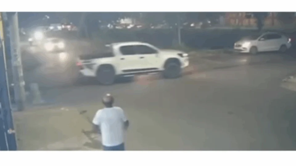 VÍDEO: motociclista fica gravemente ferido após ser atingido por pick-up que fugiu sem prestar socorro em Manaus