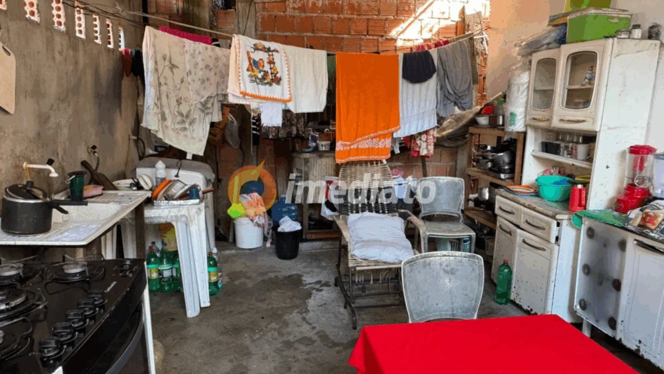 Cinco crianças vivem em situação de vulnerabilidade após serem deixadas sob cuidados da avó em Manaus