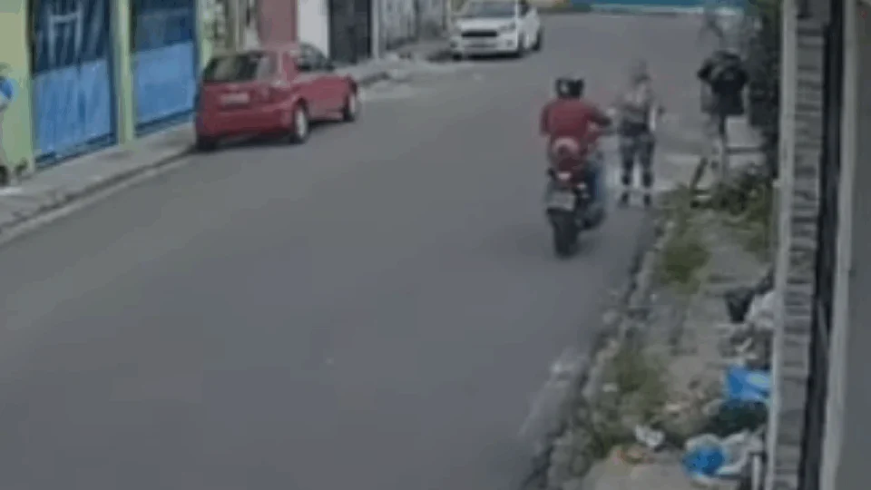 VÍDEO mostra criminoso em moto roubando celular de mulher em Manaus