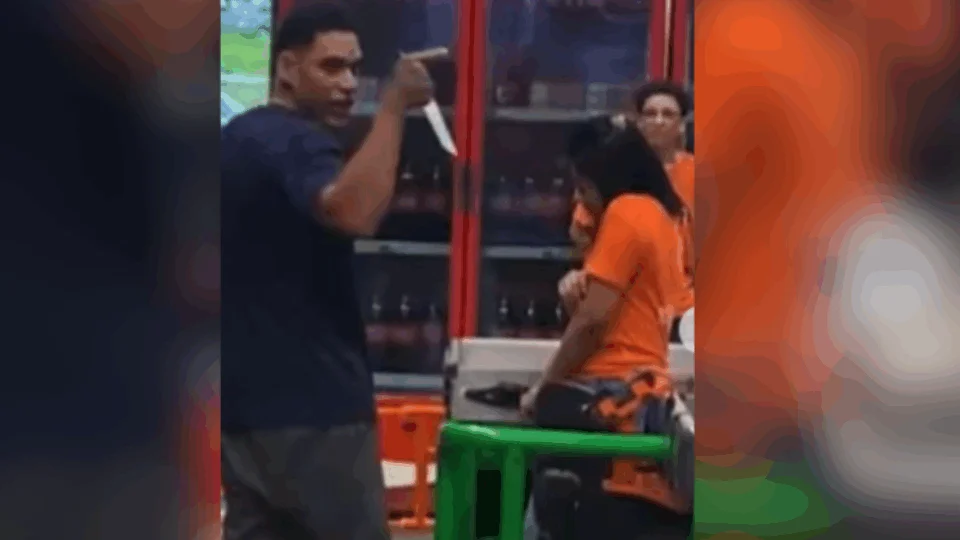 VÍDEO: Homem ameaça funcionária com faca dentro de supermercado em Manaus