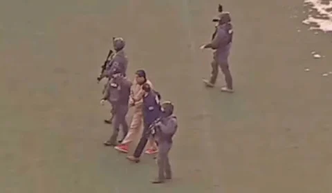 De algemas e com roupa de presidiário, Maduro vai a tribunal nos EUA