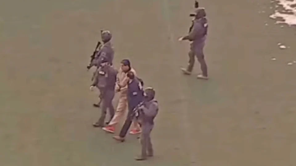 De algemas e com roupa de presidiário, Maduro vai a tribunal nos EUA