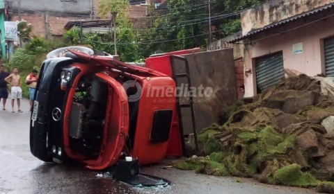 Caçamba capota em ladeira da avenida Iraque e deixa trânsito em alerta na comunidade Grande Vitória