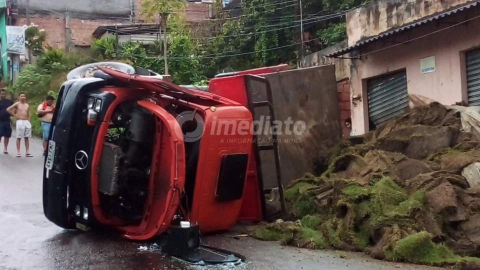 Caçamba capota em ladeira da avenida Iraque e deixa trânsito em alerta na comunidade Grande Vitória