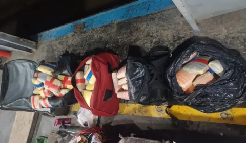 Drogas escondidas com café e maionese são descobertas em embarcação no Encontro das Águas