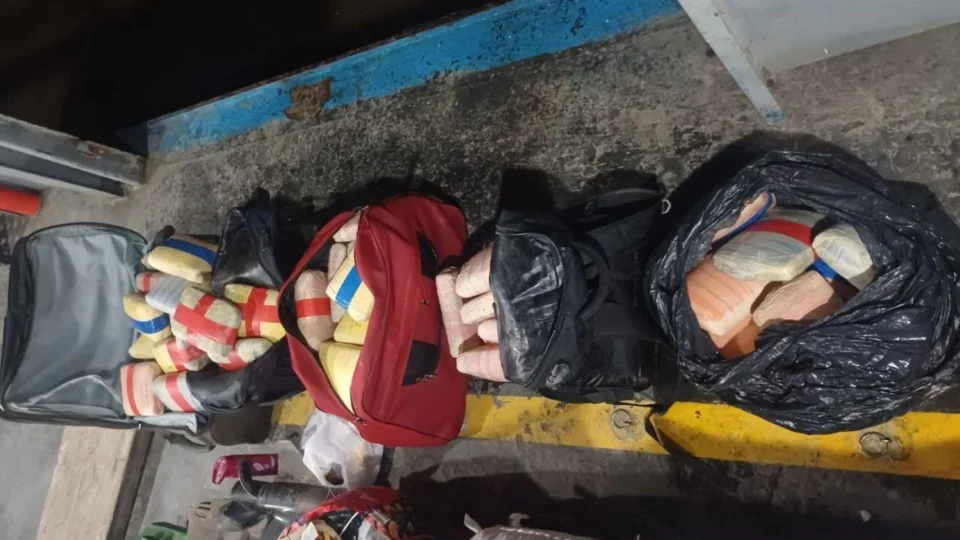 Drogas escondidas com café e maionese são descobertas em embarcação no Encontro das Águas