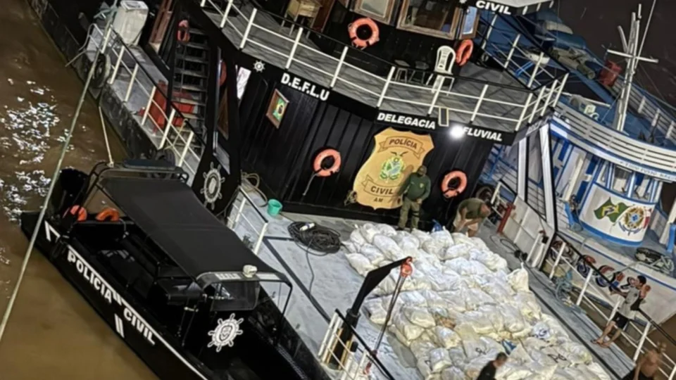 Polícia Civil apreende 12 toneladas de pirarucu seco no Rio Amazonas, em Itacoatiara