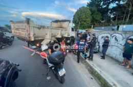 Motociclista fica ferido após colisão com caminhão na Alameda Alphaville, em Manaus