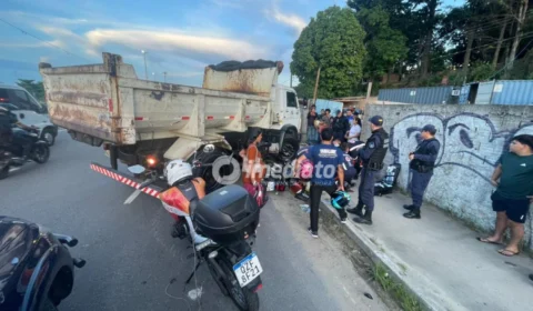 Motociclista fica ferido após colisão com caminhão na Alameda Alphaville, em Manaus