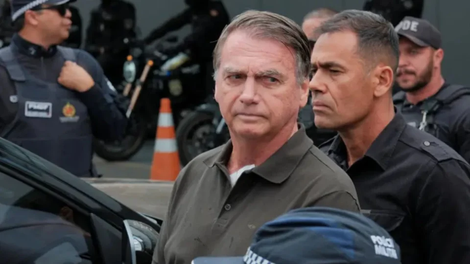 Ex-presidente Jair Bolsonaro passa mal na prisão e bate a cabeça dentro da cela, diz Michelle