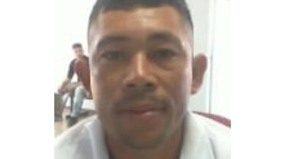 Polícia divulga imagem de homem procurado por ameaças e agressões contra adolescente grávida, idoso e vizinho