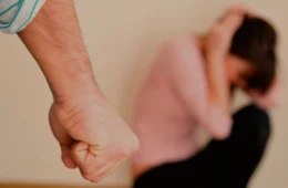 Mulher é encontrada chorando de joelhos após ser agredida pelo marido no bairro Nova Cidade