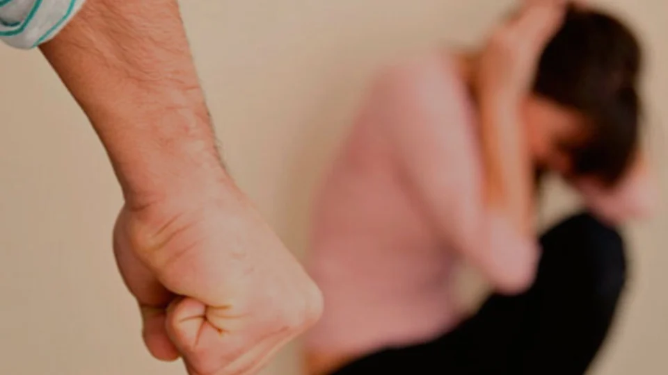 Mulher é encontrada chorando de joelhos após ser agredida pelo marido no bairro Nova Cidade