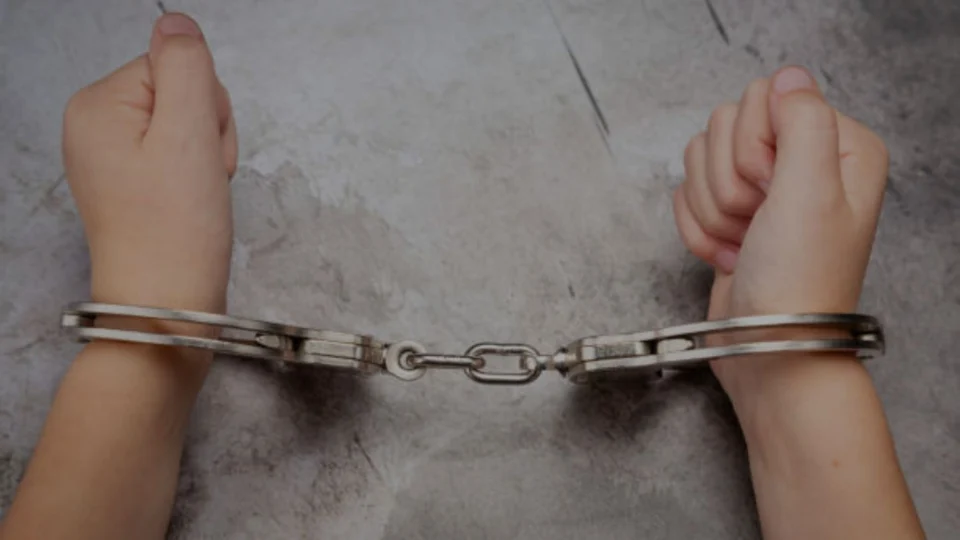 Mulher é presa suspeita de esfaquear o próprio filho de 13 anos durante discussão no Jorge Teixeira