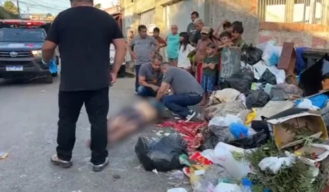 Imagens fortes: Corpo de homem com sinais de espancamento é encontrado ao lado de lixeira no bairro da Compensa