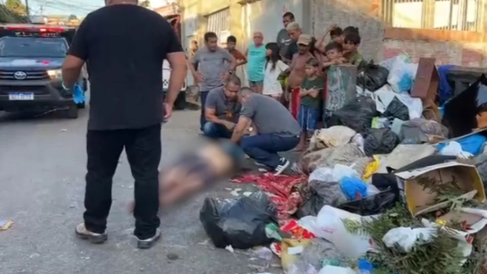 Imagens fortes: Corpo de homem com sinais de espancamento é encontrado ao lado de lixeira no bairro da Compensa