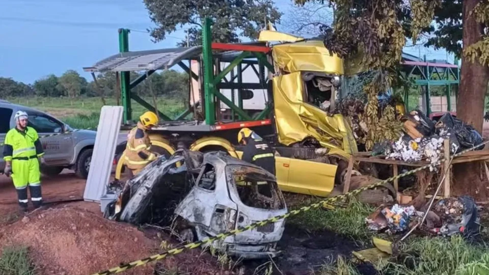 Caminhão-cegonha invade contramão e provoca morte de quatro pessoas da mesma família em rodovia de Minas Gerais