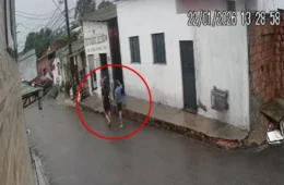 Dupla entra em distribuidora e furta aparelhos celulares no bairro Tancredo Neves