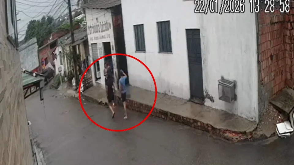 Dupla entra em distribuidora e furta aparelhos celulares no bairro Tancredo Neves