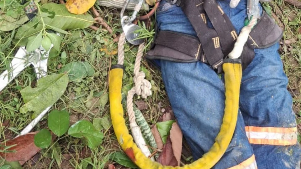 Veja as imagens: Eletricista morre após cair de poste durante manutenção na rede elétrica em ramal no Puraquequara