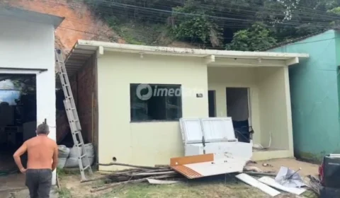 Barranco desaba sobre casa no Jorge Teixeira e família perde tudo